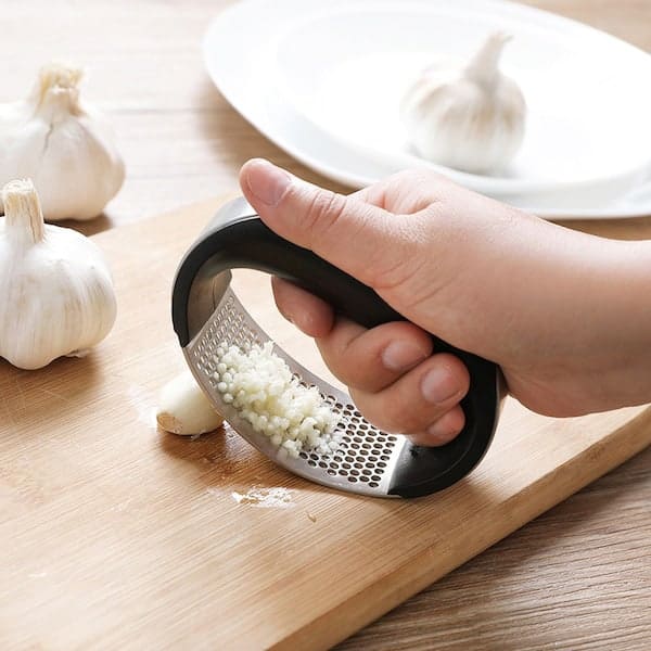 GarlicSmasher, presă pentru usturoi sau ghimbir