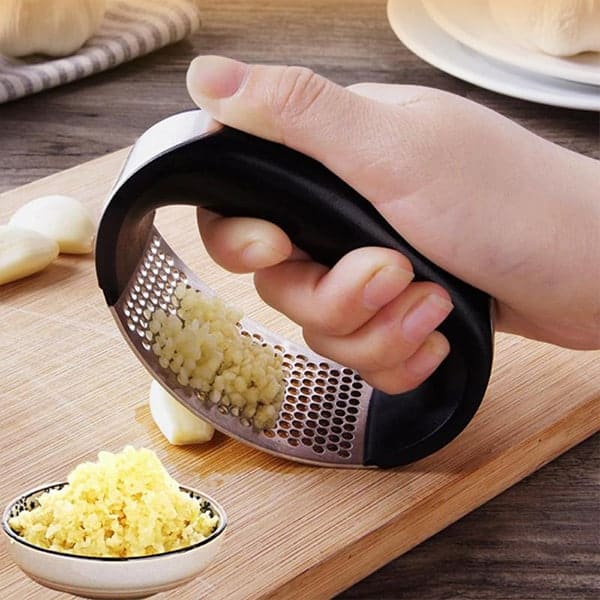 GarlicSmasher, presă pentru usturoi sau ghimbir